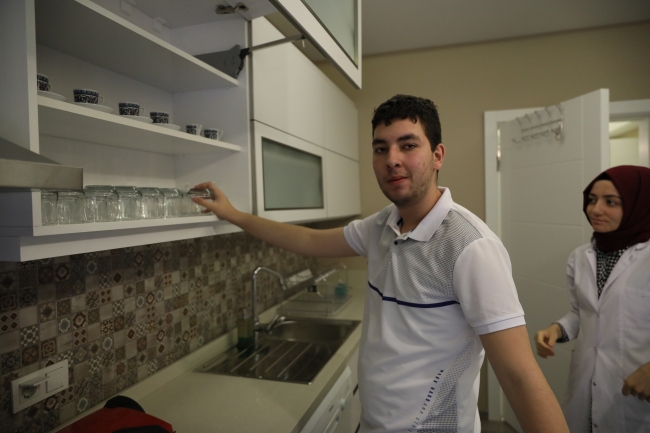 Engelliler, okulda bulunan uygulama evlerinde hayatı öğreniyor